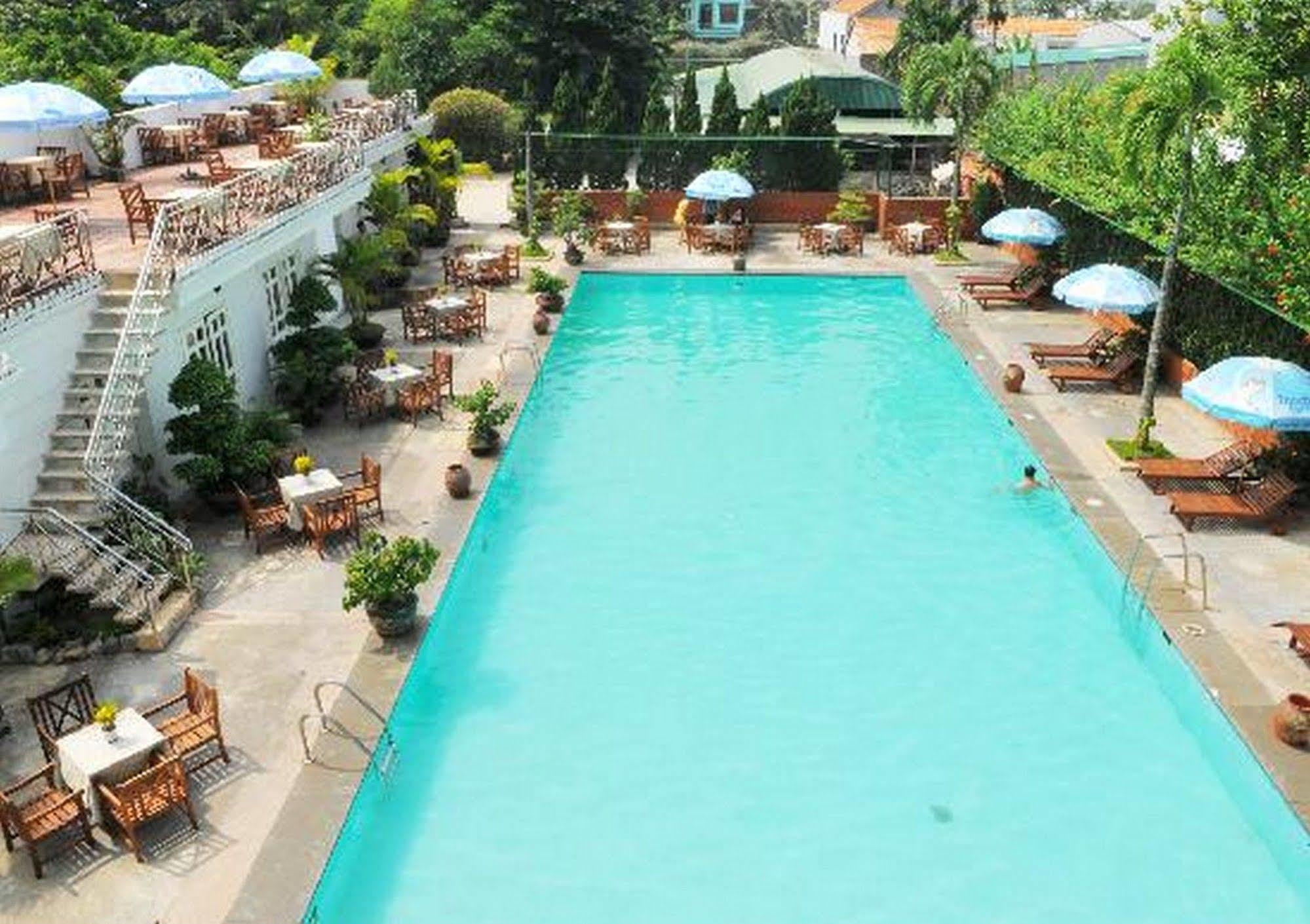 Central Hotel Куангнгай Экстерьер фото