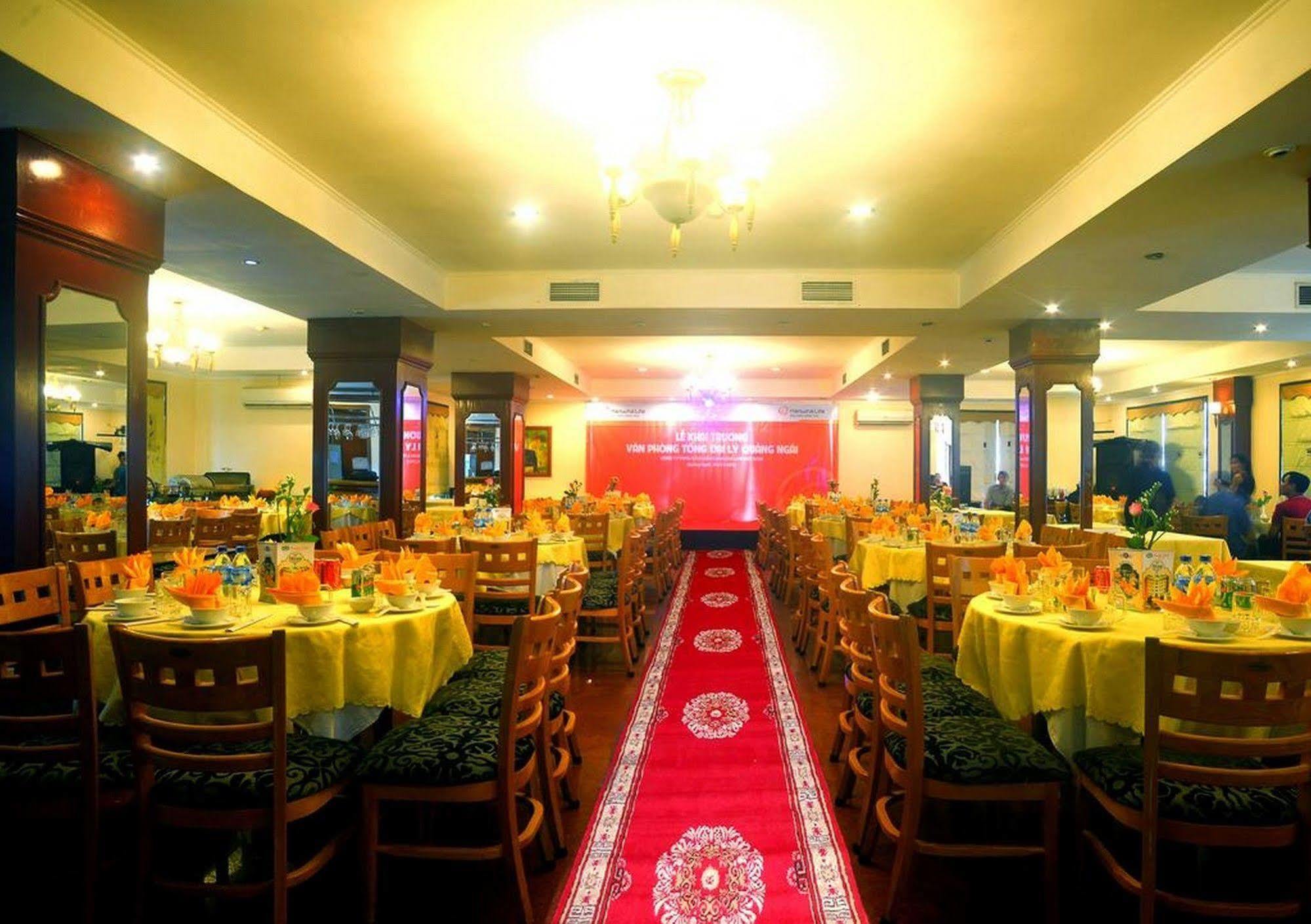 Central Hotel Куангнгай Экстерьер фото