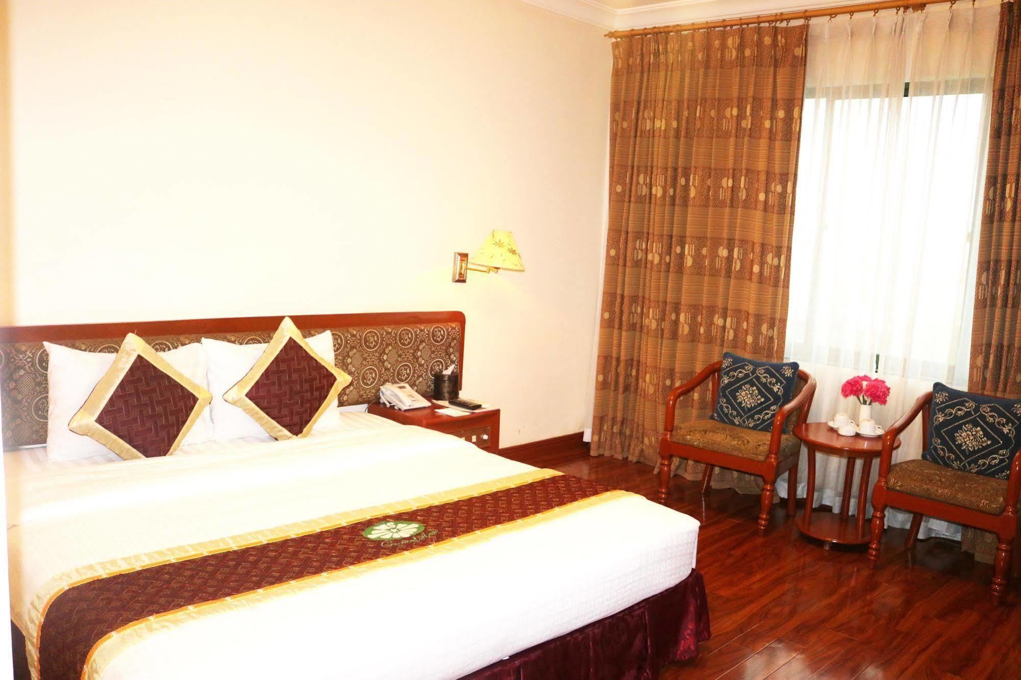 Central Hotel Куангнгай Экстерьер фото