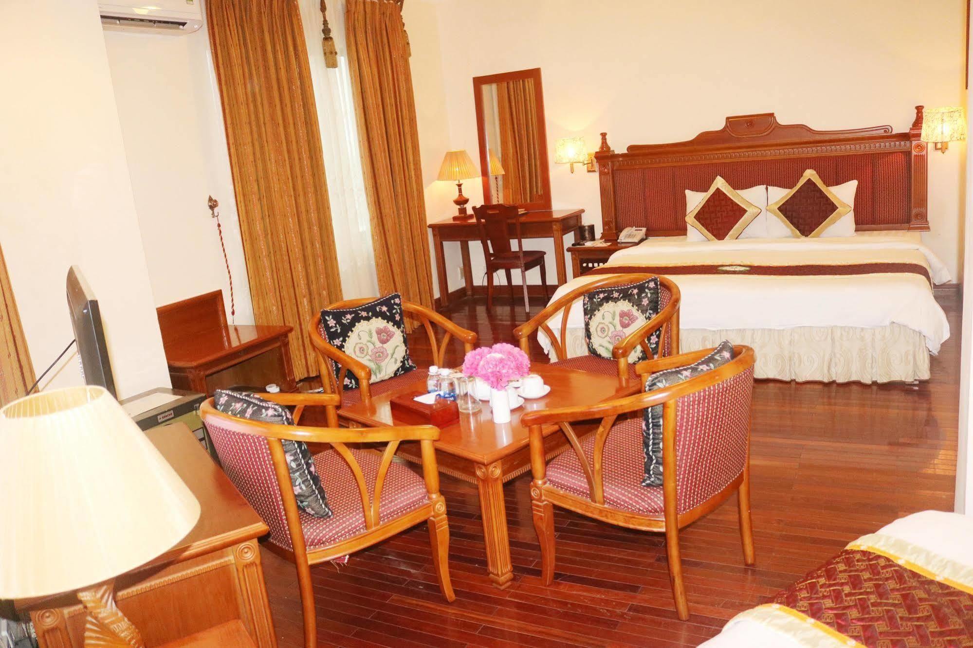 Central Hotel Куангнгай Экстерьер фото