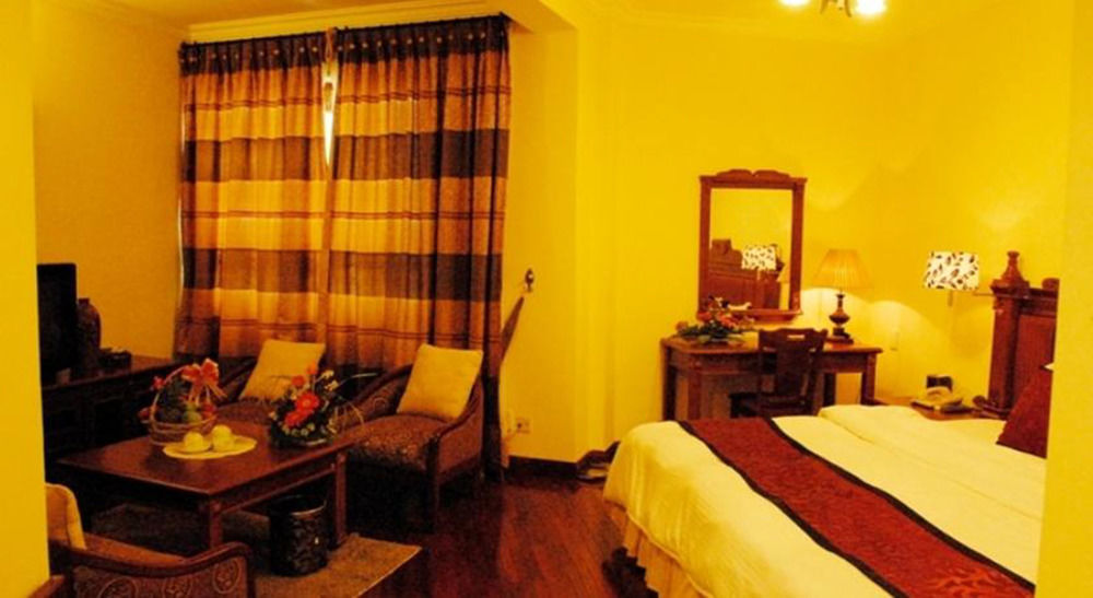 Central Hotel Куангнгай Экстерьер фото