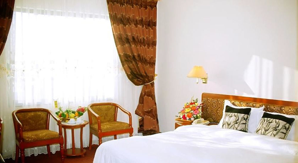 Central Hotel Куангнгай Экстерьер фото